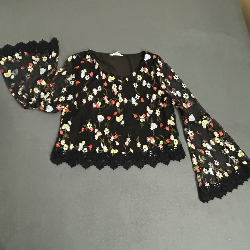 BB Dakota Top Womens Medium Black Floral Embroidered Mesh Bell Sleeve JH104025